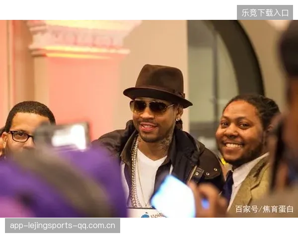 NBA巨星穿浴袍亮相发布会：时尚新潮流的“休闲范”狂潮